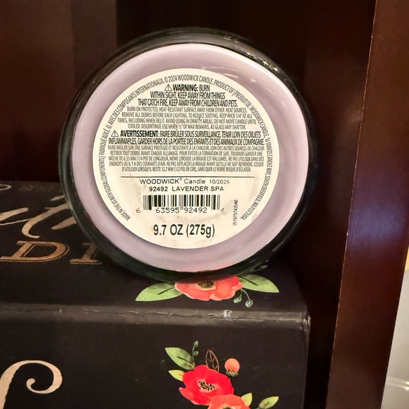 New WoodWick Lavender Spa Candle with Wooden Lid - Picture 5 of 7
